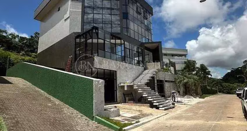 6 Suítes, Ampla Garagem para mais de 10 Carros
