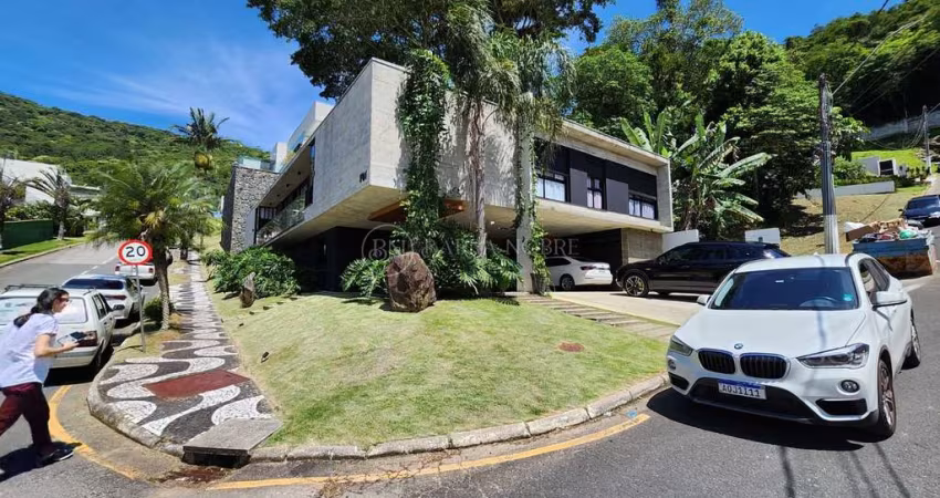 4 Suítes, 4 Vagas de Garagem