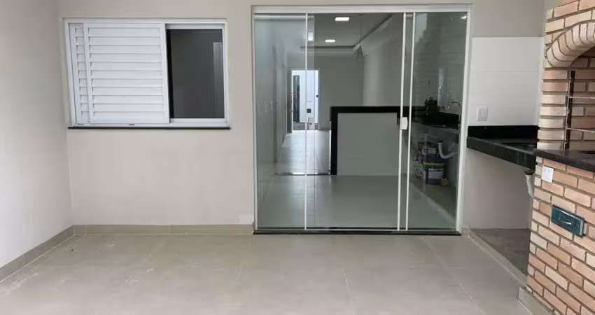 Casa com 3 quartos; suíte; banheiro social; jardim de inverno; sala grande; cozinha americana; varanda gourmet; lavanderia separada