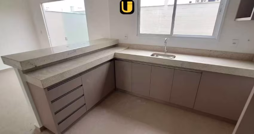 Espetacular casa em condomínio à venda em Uberlândia-MG, Granja Marileusa: 3 quartos, 1 suíte, 2 salas, 3 banheiros, 2 vagas, 82m².