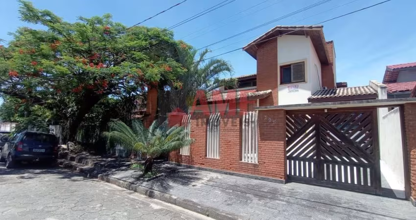 Casa com Mezanino à 250 metros da Praia de Itanhaém