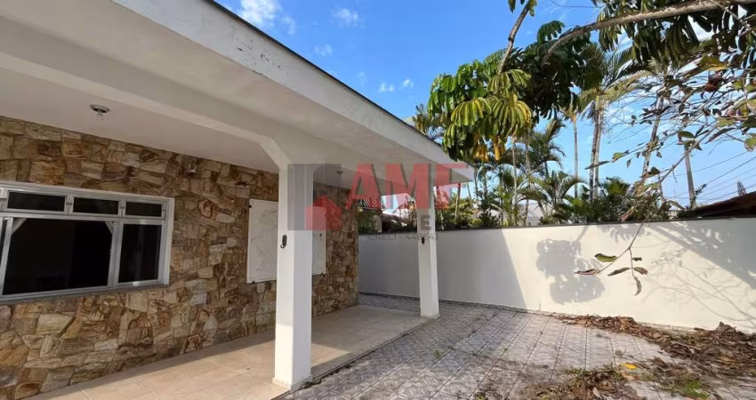 Casa à 150m da Praia no Jardim Grandesp