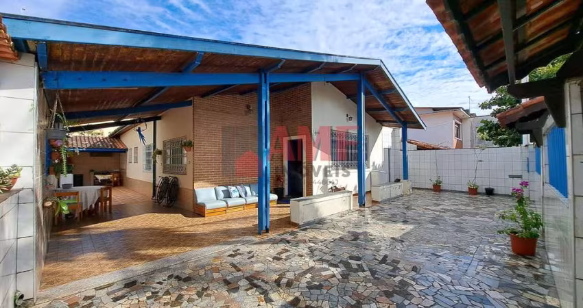 Casa Padrão a 100 metros do Mar no jardim Suarão em Itanhaém