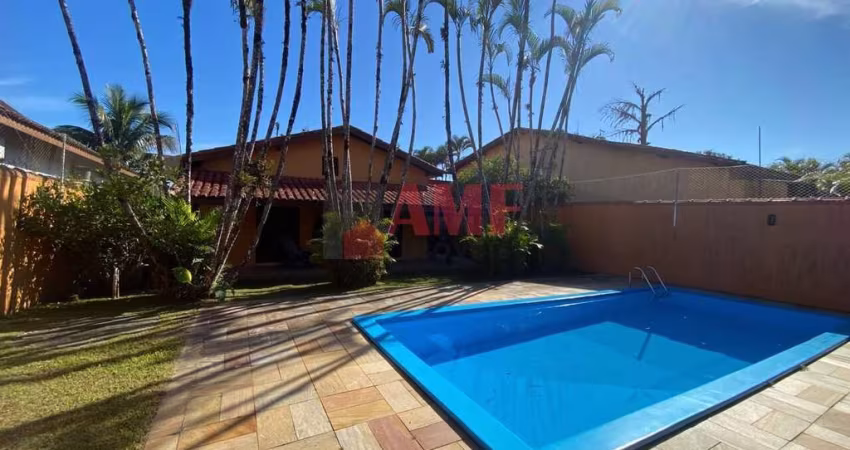 Casa com piscina a 1.400 metros da praia