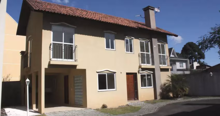 Sobrado em condominio em santa felicidade com 150,72m²