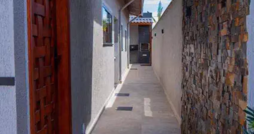 Casa isolada à venda no canto do forte | 2 quartos + piscina