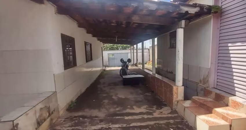 Lote com 525,00 m² (15 x 35) escorrido para rua na posição nascente.