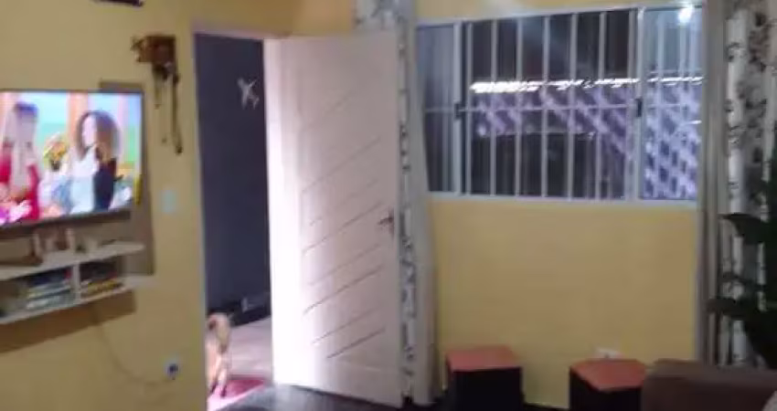 Casa a venda com 2 quartos, 1 suíte, área gourmet com piscina e 2 vagas de garagem - mongaguá/sp