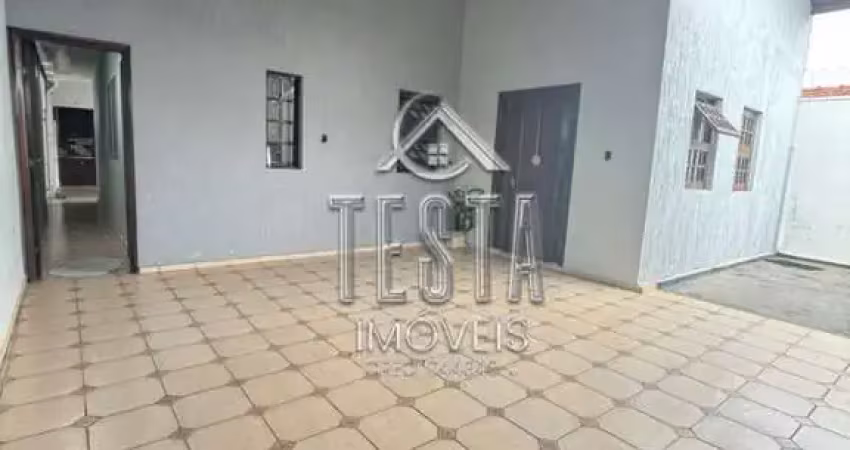 Casa para venda com 170 m² ,  3 quartos sendo 01 suíte, piscina e churrasqueira, 2 vagas de garagem cobertas