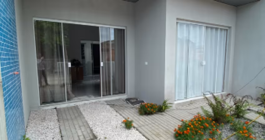 Casa nova com 2 anos de uso, proximo ao comercio no litoral do Parana