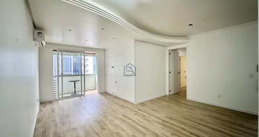 Apartamento com 03 quartos sendo 01 suíte 02 BWC localizado em Barreiros, São José - SC.