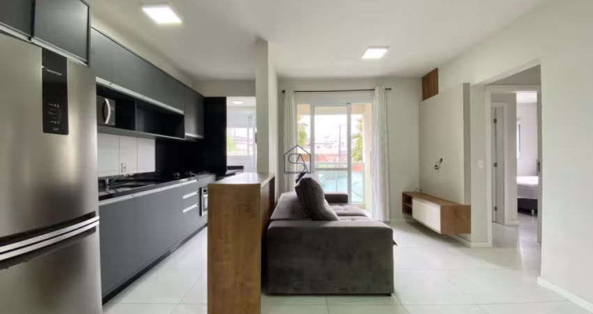 Apartamento com 02 quartos sendo 01 suíte 02 BWC localizado no Centro, São José - SC.