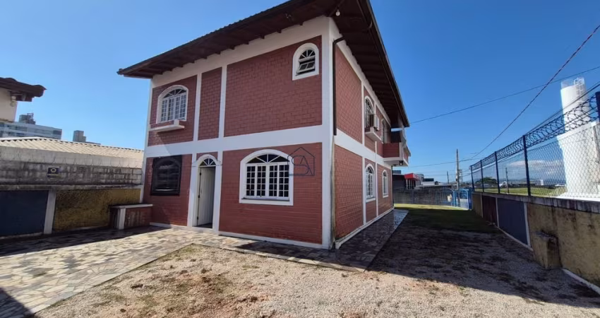 Bela Casa com 04 quartos sendo 01 suíte e 04 BWC localizada no Jardim Cidade de Florianópolis, São José - SC.