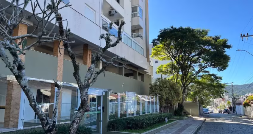 Apartamento com 02 quartos sendo 01 suíte 02 bwc localizado na trindade florianópolis sc.
