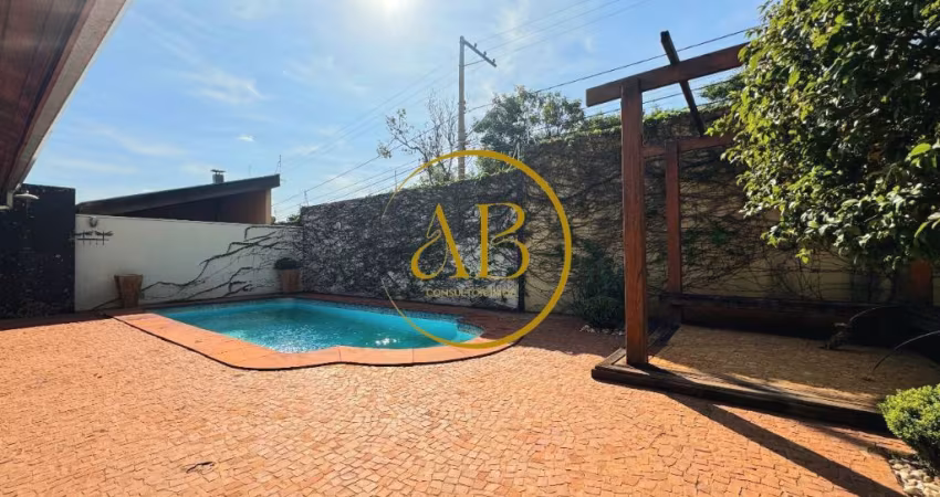 Ótima casa completa com piscina e num ótimo condomínio.