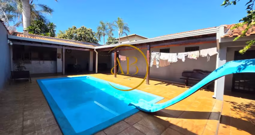 Linda casa totalmente térrea com piscina e área de lazer com churrasqueira