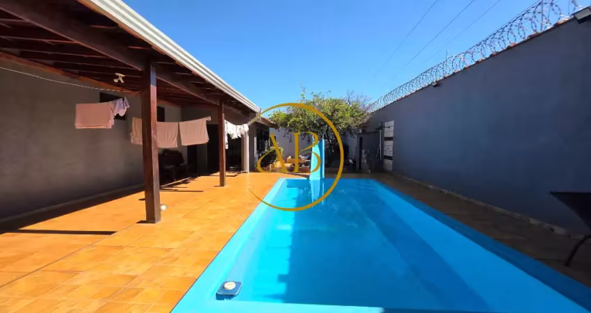 Linda casa totalmente térrea com piscina e área de lazer com churrasqueira