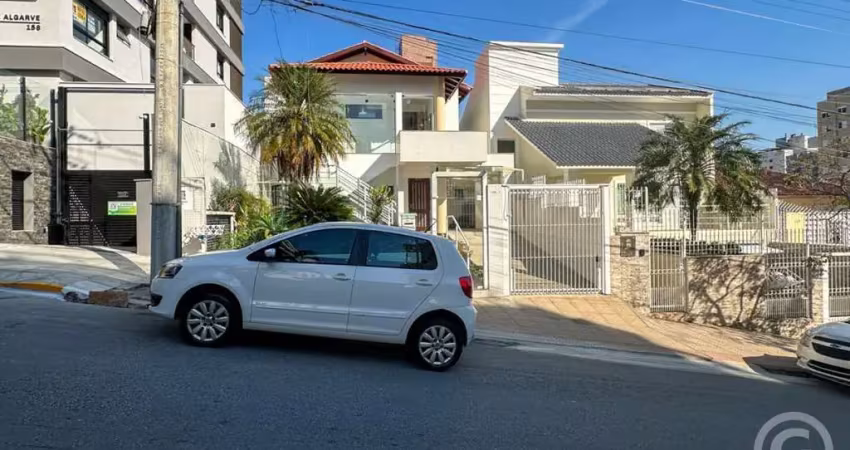 Casa com 3 quartos para alugar na Rua Ângelo La Porta, 130, Centro, Florianópolis