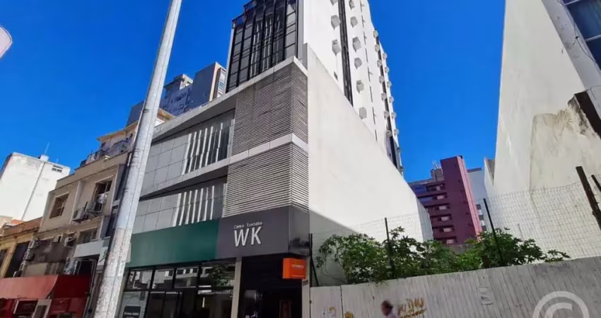 Sala comercial ampla, com fácil acesso a serviços essenciais, no centro de florianópolis