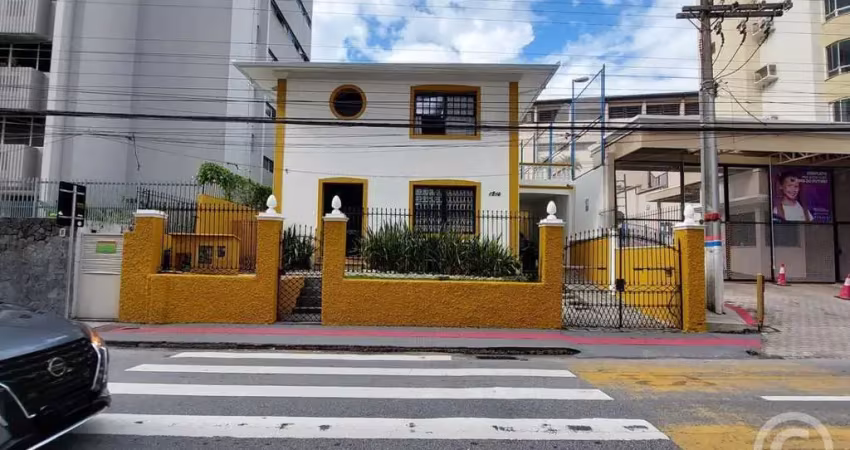 Espaço comercial ideal no centro de florianópolis com ampla área e estrutura flexível