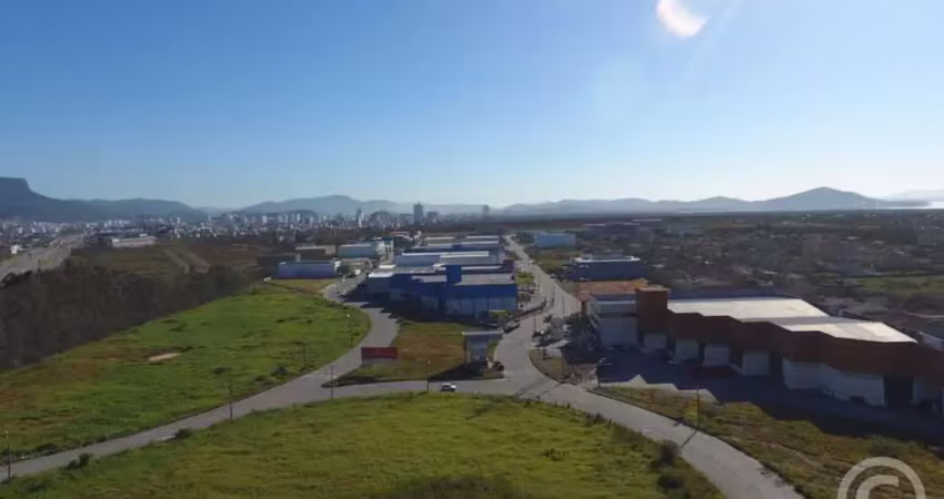 Galpão estratégico com ampla capacidade de carga em palhoça