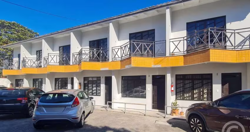 Apartamento com suíte e sacada em armação do pântano do sul