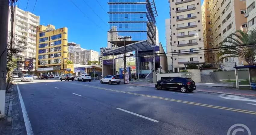 Apartamento semimobiliado com localização privilegiada em florianópolis