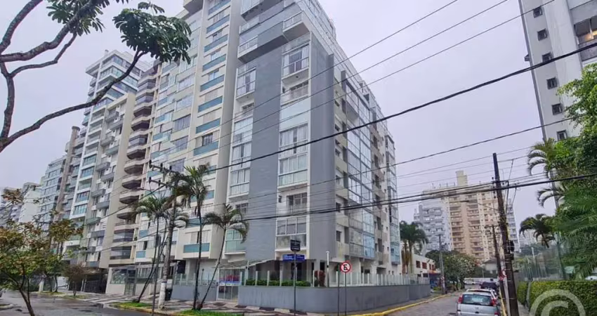 Apartamento semimobiliado com três dormitórios na beira-mar norte