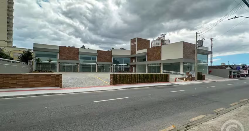 Ampla loja com mezanino no centro de palhoça: ideal para impulsionar seu negócio