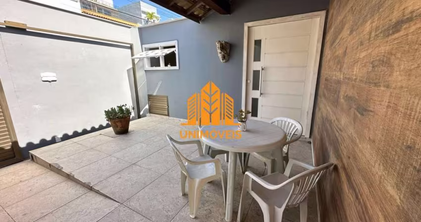 Casa Independente linear com três quartos sendo duas suites a 50 metros da Praia