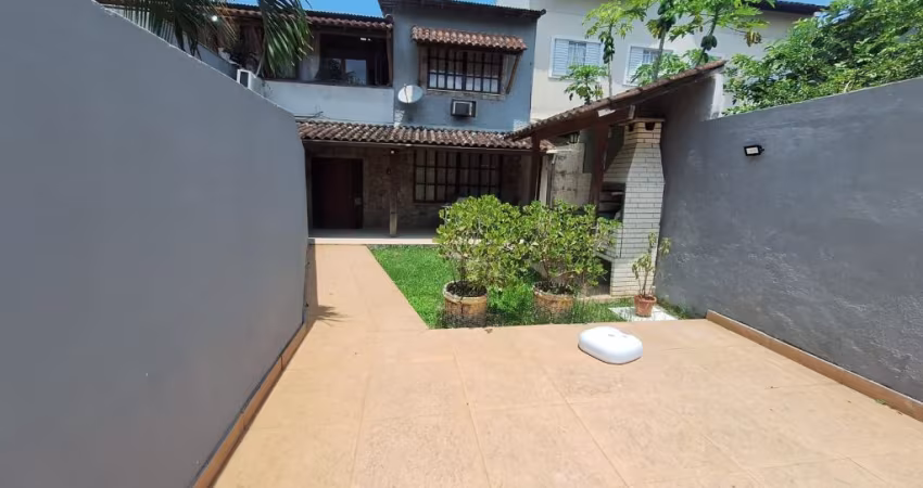 Casa à venda no bairro Vargem Grande, no Rio de Janeiro, com 4 quartos, sendo 2 suítes e 4 banheiros. Com uma área construída de 180m², este imóvel conta com churrasqueira, jardim, chuveirão