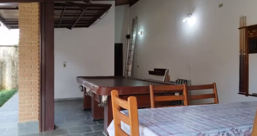 Linda casa dentro de condomínio na praia da lagoinha.