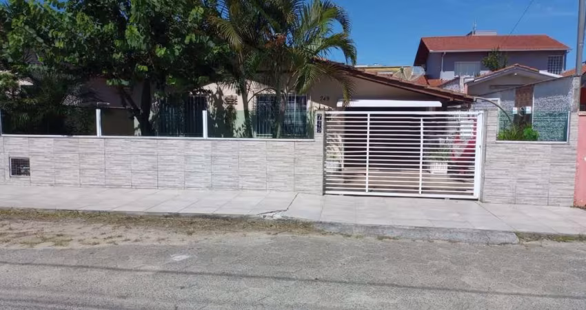 Casa com 3 quartos à venda na Av. Curitiba, 749, Armação, Penha
