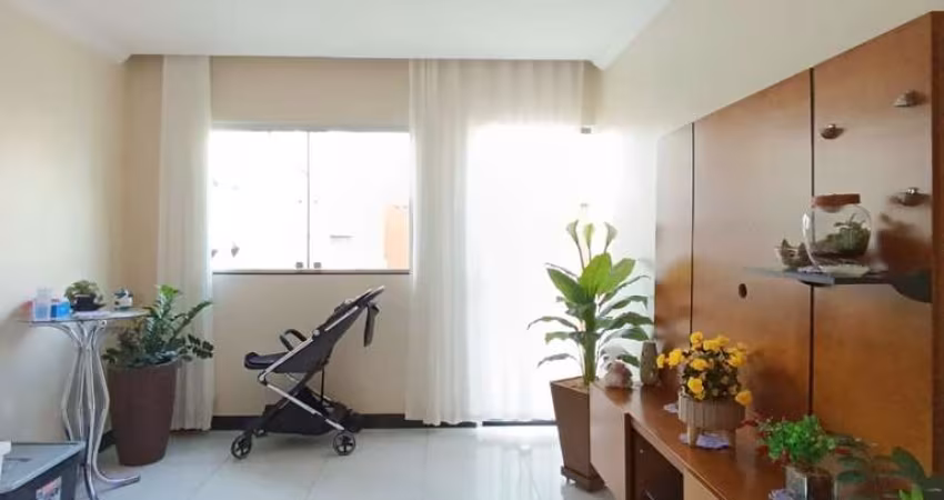 Casa para Venda em Belo Horizonte, Heliópolis, 4 dormitórios, 1 suíte, 4 banheiros, 2 vagas