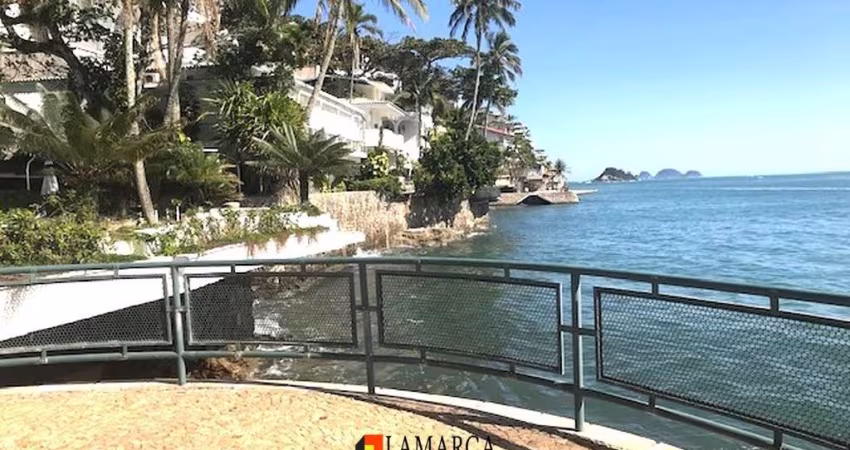 Casa 3 dormitorios frente para o mar na Enseada
