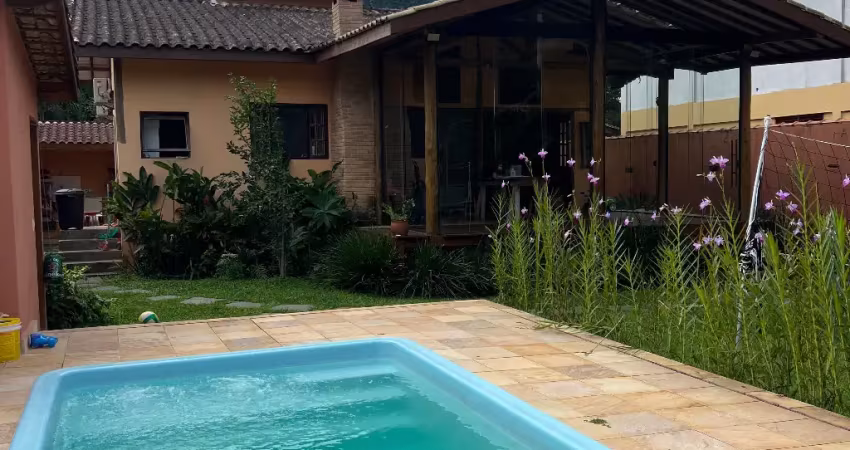 Casa a venda com piscina em ubatuba com 3 quartos e edícula em condomínio