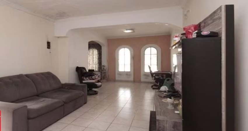 Casa na Vila Dom Pedro I com 300m²,  3 quartos, 2 vagas.