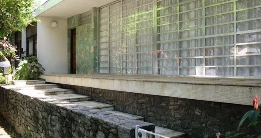 Casa em Alto de Pinheiros com 420m², 4 quartos, 1 suíte, 4 vagas.