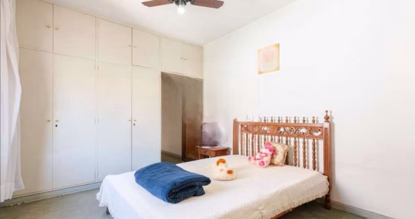 Sobrado em Perdizes com 248m², 4 quartos, 2 suítes, 2 vagas.