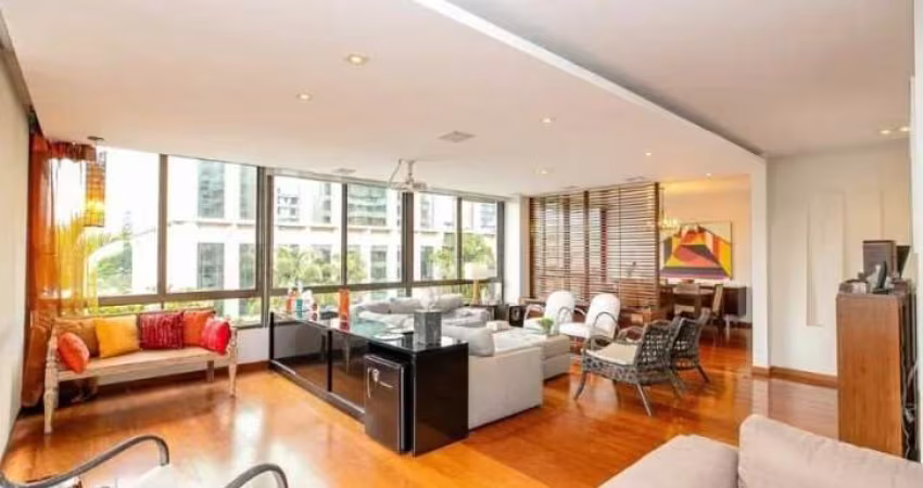 Apartamento com 225 m², 3 quartos sendo 3 suítes à venda no bairro Itaim Bibi.