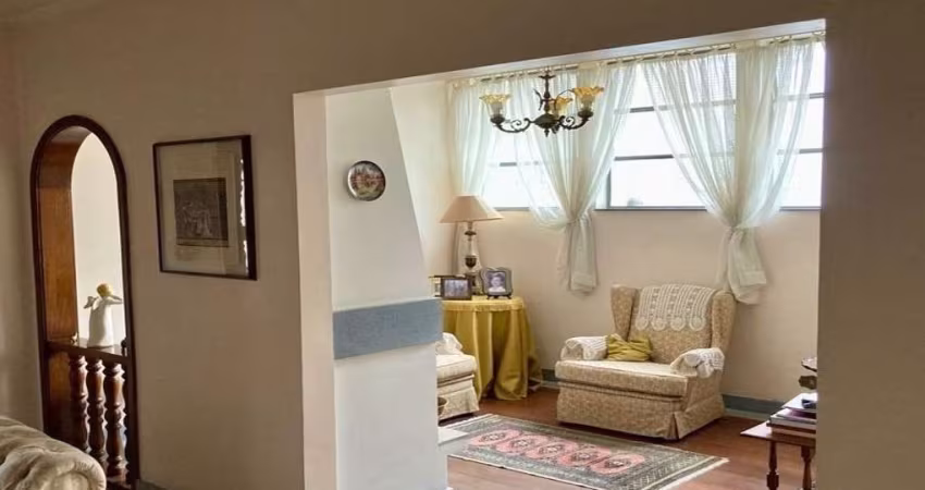 Casa em Campo Belo com 400m², 3 quartos, 1 suíte, 3 vagas.
