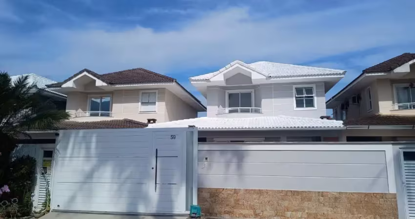 Linda casa venda vargem pequena, com 3 suítes, sala 2 ambientes, churrasqueira, piscina, em um belo cond. clube !