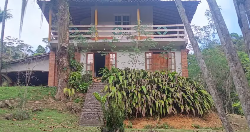 Lindo sítio à venda em vargem grande 28000m2 com bela casa, cachoeira, lago ( piscina natural ) , próximo ao melhor centro gastronômico de vargem grande rj, haras, pousadas, escolas etc....