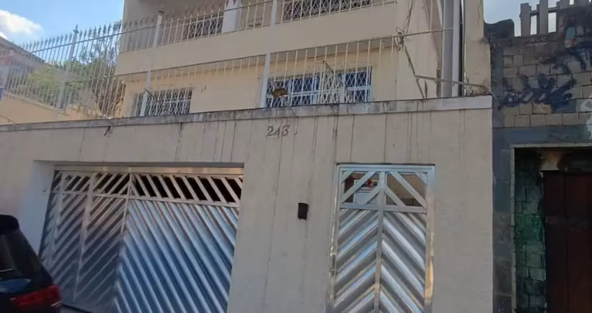Linda casa a venda terreno de 600m² área construída 548m²  no centro da Freguesia com 5 quartos 3 suítes  piscina e churrasqueira !