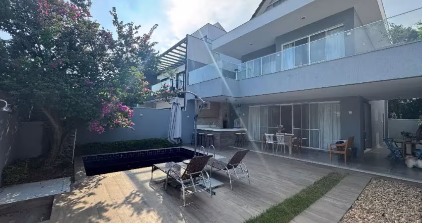 Linda casa à venda no condomínio art life com 3 suítes , sala 3 ambientes, piscina, churrasqueira em um belíssimo cond. clube !
