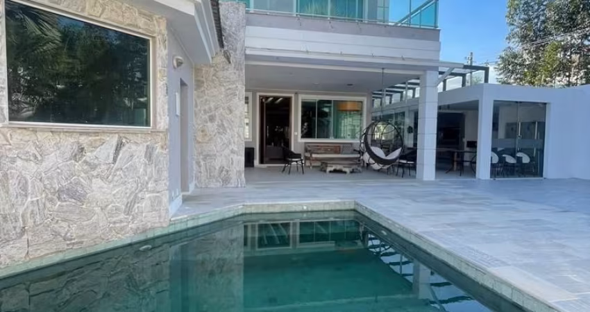 Linda casa a venda no Condomínio Parc des Palmiers no final do Recreio início da Barra  com 4 suítes, sala 3 ambientes em um terreno de 800m² !