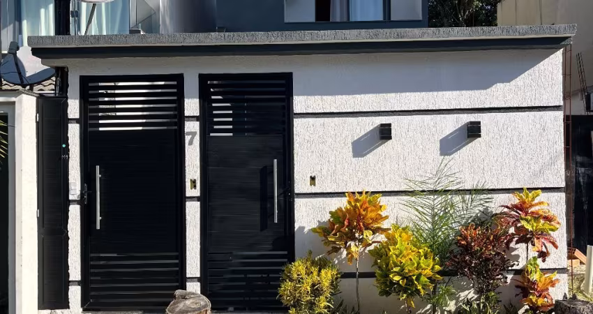 Vendo no PONTAL linda casa de 2 quartos com piscina e churrasqueira + 2 APT quartos sala cozinha que ficam na parte de cima da casa com entradas independentes !  !