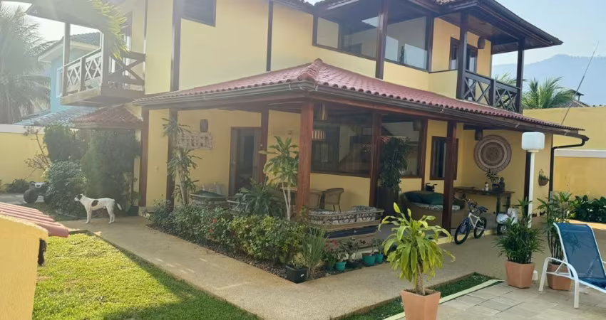 Linda Casa a venda em Vargem Pequena em Cond. fechado com 4 Suítes, sendo 1 no térreo, Sauna, piscina e churrasqueira!