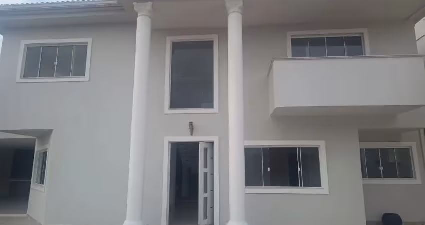 Linda casa à venda em vargem pequena em um terreno de 360m² área construída 370, com 4 suítes, piscina, churrasqueira em um belo condomínio !