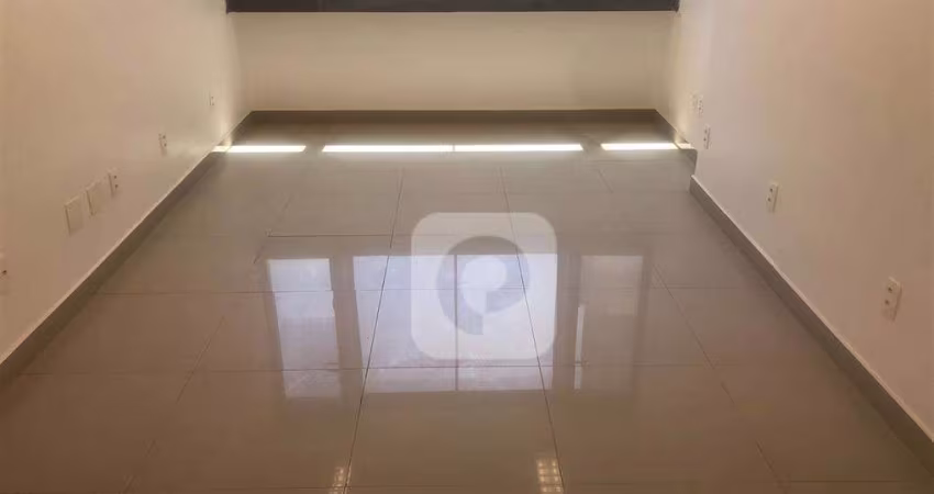 Sala totalmente reformada com recepção junto ao metro da Carioca